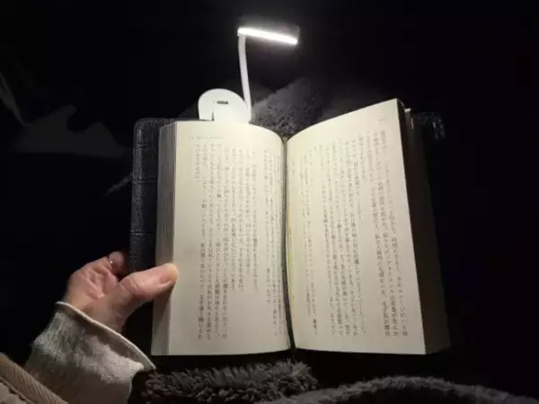「寝る前はもう手放せない！ 3COINSの“小さな手元ライト”を激推しする理由。たった880円で想像以上に高機能」の画像
