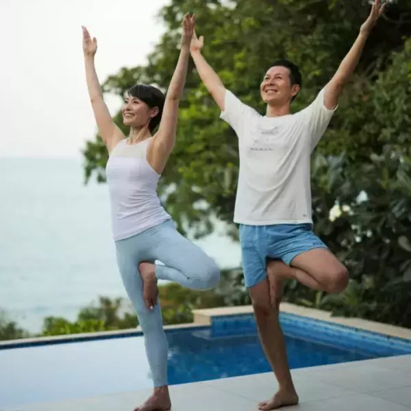 「産後も即やせ、40代で驚きの美ボディ……いったい何やった!? 無職夫婦が日本一のヨガYouTuberになるまで」の画像