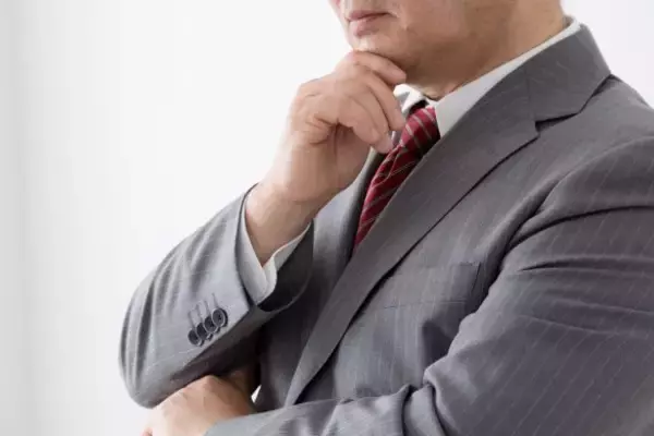 「優先席で“足を広げて座る若者”、誰も注意できずにいたら…中年男性の“追い込み方”が強すぎた」の画像