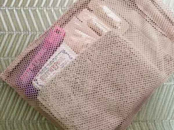 「メッシュポーチの「中身丸見え問題」を解決！無印良品アイテム1つで「通気性」と「隠したい」も両立できた｜無印良品週間に買いたいもの」の画像