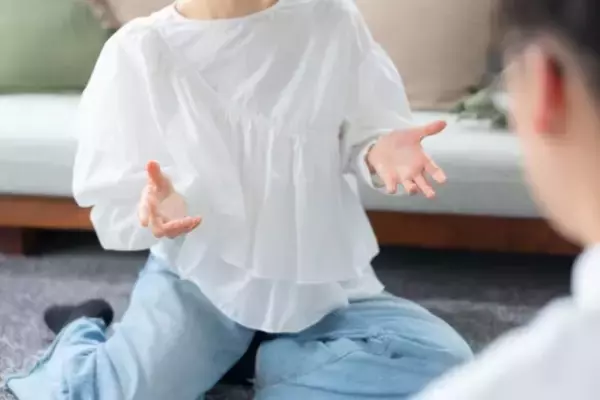 「夫の部屋で「A4サイズの見慣れない箱」を発見。“衝撃の中身”に嫉妬が大爆発！／結婚人気記事BEST」の画像