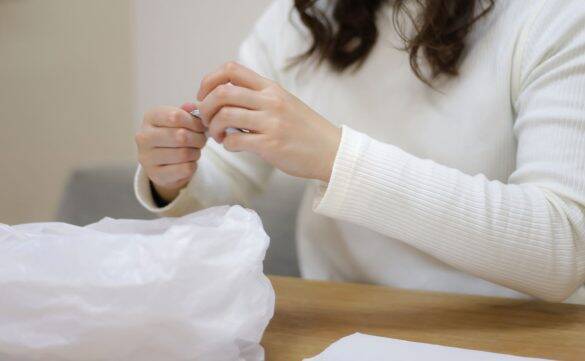 夫の部屋で「A4サイズの見慣れない箱」を発見。“衝撃の中身”に嫉妬が大爆発！／結婚人気記事BEST