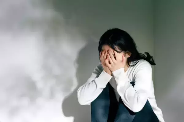 「夫の部屋で「A4サイズの見慣れない箱」を発見。“衝撃の中身”に嫉妬が大爆発！／結婚人気記事BEST」の画像
