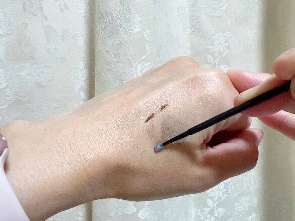 メイクの“はみ出し直し”ストレス→ダイソーの「使い捨て極細ブラシ」で解消！ポーチに入れておきたい