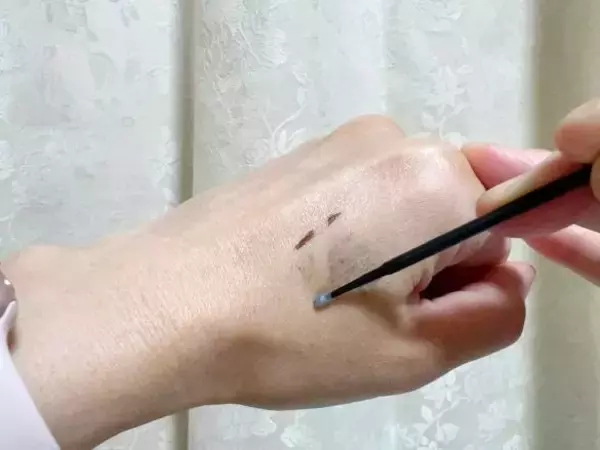 「メイクの“はみ出し直し”ストレス→ダイソーの「使い捨て極細ブラシ」で解消！ポーチに入れておきたい」の画像