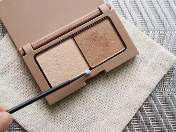 「メイクの“はみ出し直し”ストレス→ダイソーの「使い捨て極細ブラシ」で解消！ポーチに入れておきたい」の画像