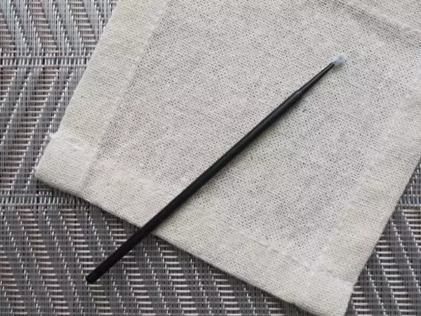 「メイクの“はみ出し直し”ストレス→ダイソーの「使い捨て極細ブラシ」で解消！ポーチに入れておきたい」の画像