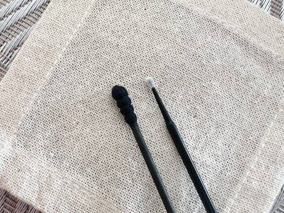 メイクの“はみ出し直し”ストレス→ダイソーの「使い捨て極細ブラシ」で解消！ポーチに入れておきたい