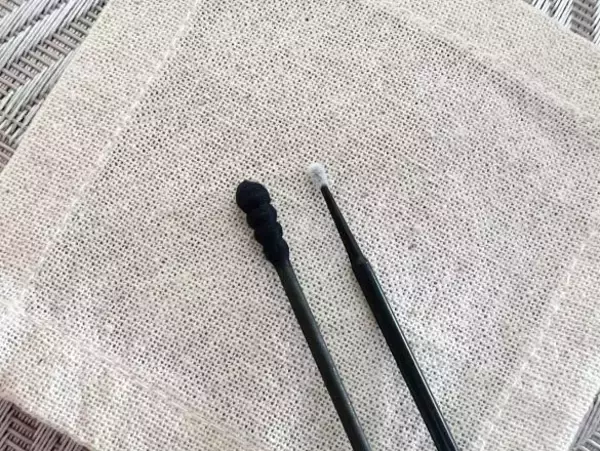 「メイクの“はみ出し直し”ストレス→ダイソーの「使い捨て極細ブラシ」で解消！ポーチに入れておきたい」の画像
