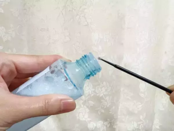 「メイクの“はみ出し直し”ストレス→ダイソーの「使い捨て極細ブラシ」で解消！ポーチに入れておきたい」の画像