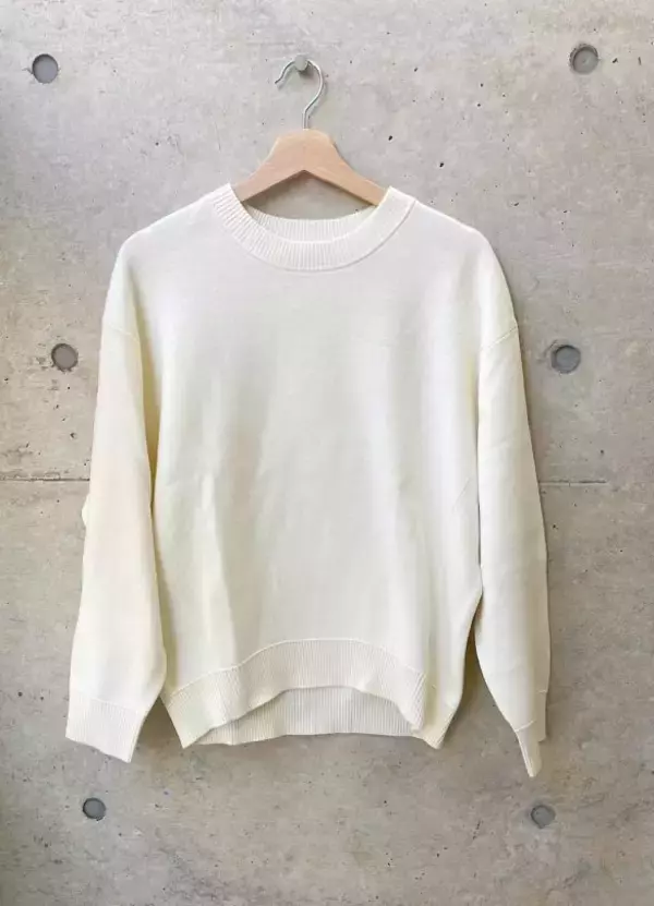 「GUのニットが「2,490円なのにチープさゼロ」でスタイルUP！ 40代が買いたい“ユニクロ＆GU高評価アイテム”を3つ厳選」の画像