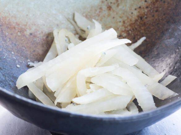 切って混ぜるだけ！ 5分で完成「腸活大根サラダ」がパリパリ美味しい。最新研究でわかった健康効果も