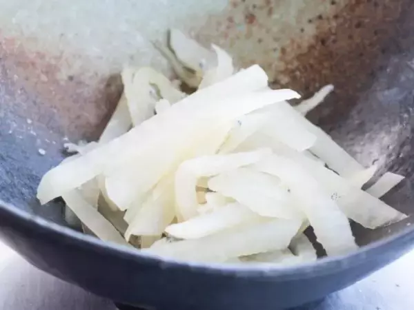 「切って混ぜるだけ！ 5分で完成「腸活大根サラダ」がパリパリ美味しい。最新研究でわかった健康効果も」の画像