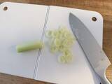 「切った野菜がこぼれない！ セリアの110円「折りたたみまな板」が便利すぎて、メインのまな板より出番が増えそう」の画像3