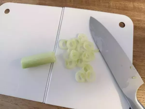 「切った野菜がこぼれない！ セリアの110円「折りたたみまな板」が便利すぎて、メインのまな板より出番が増えそう」の画像
