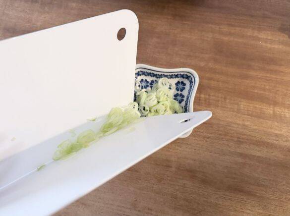 切った野菜がこぼれない！ セリアの110円「折りたたみまな板」が便利すぎて、メインのまな板より出番が増えそう
