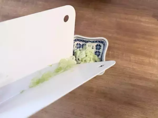 「切った野菜がこぼれない！ セリアの110円「折りたたみまな板」が便利すぎて、メインのまな板より出番が増えそう」の画像