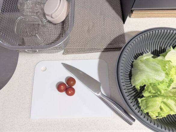 切った野菜がこぼれない！ セリアの110円「折りたたみまな板」が便利すぎて、メインのまな板より出番が増えそう