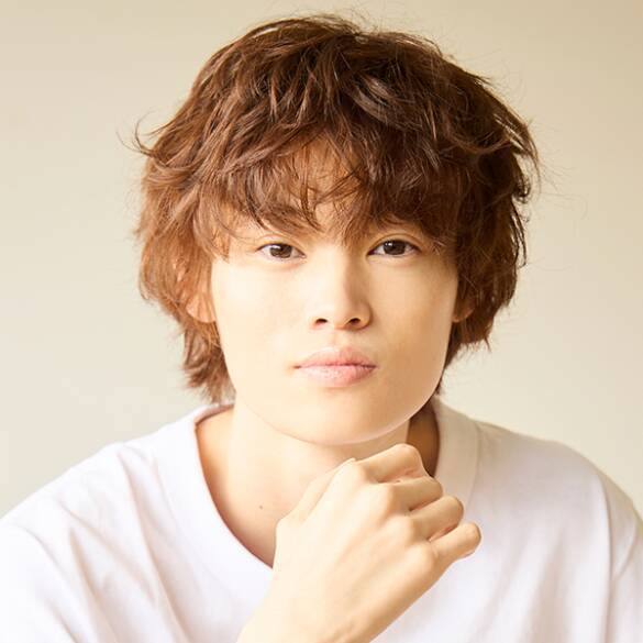 182cm長身、漂う色気…22歳俳優の“父親の名前”を聞いて納得。金髪姿で「2000年の伝説キャラ」を思い出さずにいられない