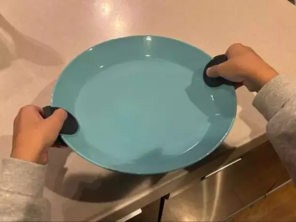 「大きな鍋つかみの出番が激減！ 二度見するほど小さい“110円の鍋つかみ代わり”、毎日使わずにいられないワケ」の画像