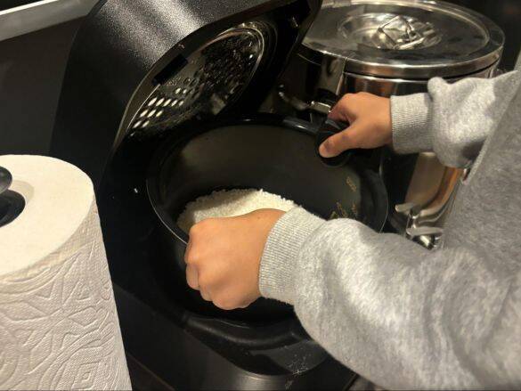 大きな鍋つかみの出番が激減！ 二度見するほど小さい“110円の鍋つかみ代わり”、毎日使わずにいられないワケ