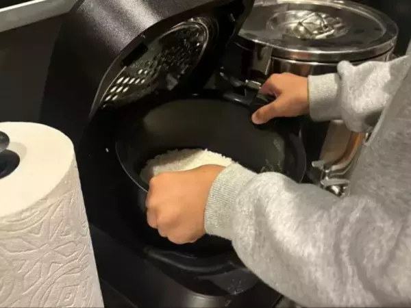 「大きな鍋つかみの出番が激減！ 二度見するほど小さい“110円の鍋つかみ代わり”、毎日使わずにいられないワケ」の画像