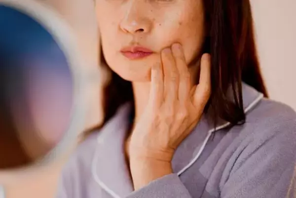 「初デートに“ほぼノーメイク”で行ってしまう40代未婚女性。その苦しい胸の内とは…」の画像