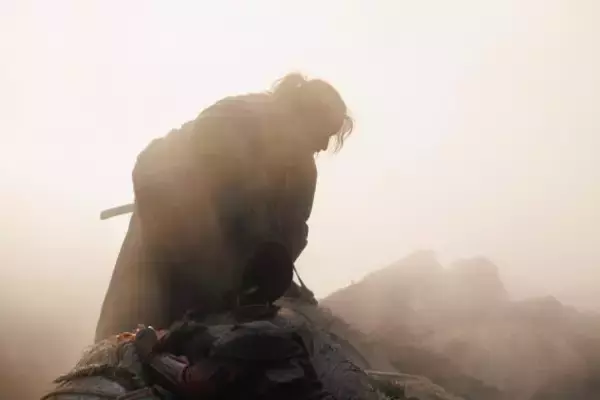 「Netflix新作で“45歳俳優”の色気が限界突破！ 乱れる前髪の破壊力…「今が全盛期」と言えるワケ」の画像