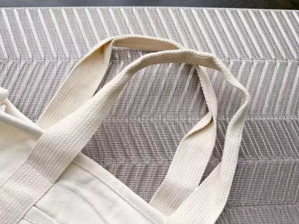 「ダイソーで買った330円トートを開いてビックリ！荷物の定位置が決まる“天才設計”とは」の画像