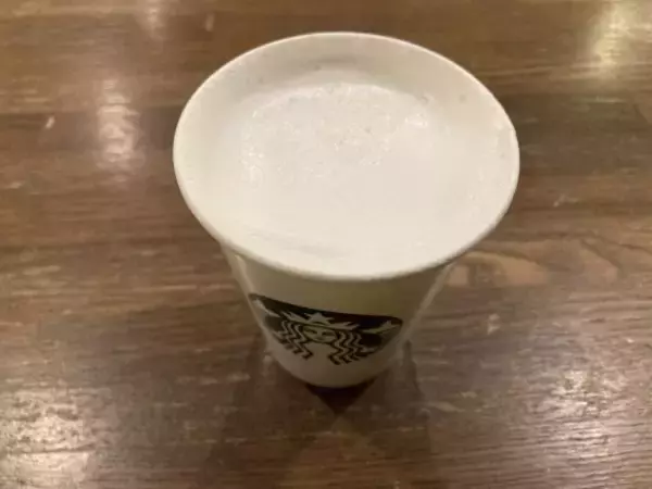 「スタバ・コメダ・タリーズ「ホットミルク」飲み比べ！1番“濃くて”満足度が高いのは…」の画像