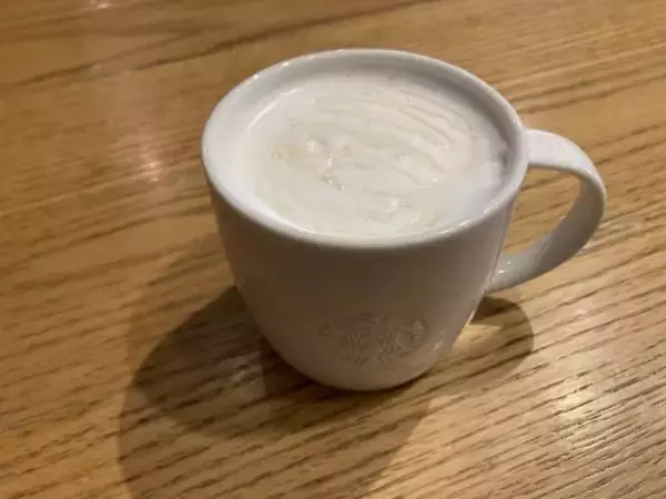「スタバ・コメダ・タリーズ「ホットミルク」飲み比べ！1番“濃くて”満足度が高いのは…」の画像