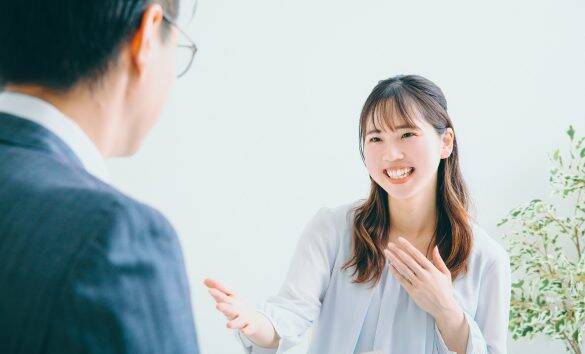 いびきがうるさい、足が当たる…飛行機での“微妙な迷惑行為”、CAはどう注意する？ 国際線CAに聞いた「意外な答え」