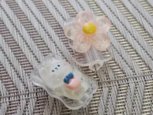 「“スマホの充電器すぐ壊れる”問題→ダイソー100円アイテムで解決！「可愛すぎてリピ買いしてる」」の画像