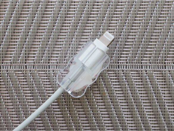 “スマホの充電器すぐ壊れる”問題→ダイソー100円アイテムで解決！「可愛すぎてリピ買いしてる」