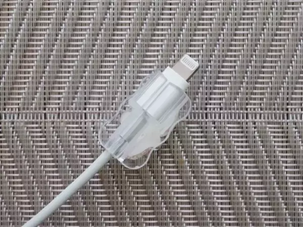 「“スマホの充電器すぐ壊れる”問題→ダイソー100円アイテムで解決！「可愛すぎてリピ買いしてる」」の画像