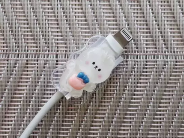 「“スマホの充電器すぐ壊れる”問題→ダイソー100円アイテムで解決！「可愛すぎてリピ買いしてる」」の画像