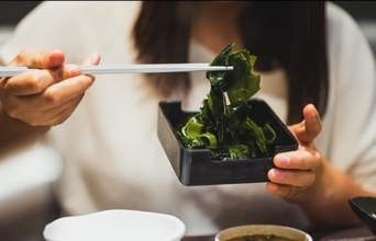 「わかめは味噌汁だけ」はもったいない！日本人の90％が持つ“腸活パワー”を引き出す「混ぜるだけ激うまサラダ」