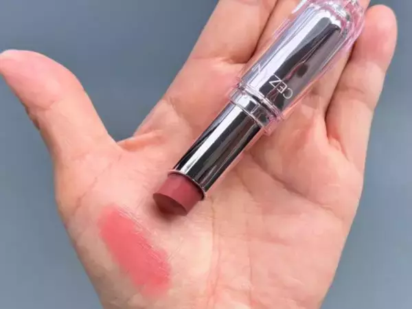 「40代に多い“老け見えメイク”、実はリップが原因かも！ セザンヌ693円リップが「若見えにやたら効く」と言われる理由」の画像