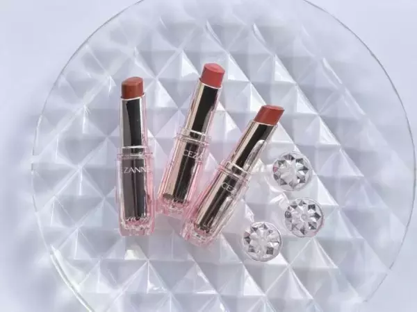 「40代に多い“老け見えメイク”、実はリップが原因かも！ セザンヌ693円リップが「若見えにやたら効く」と言われる理由」の画像