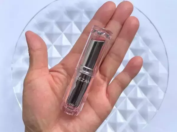 「40代に多い“老け見えメイク”、実はリップが原因かも！ セザンヌ693円リップが「若見えにやたら効く」と言われる理由」の画像