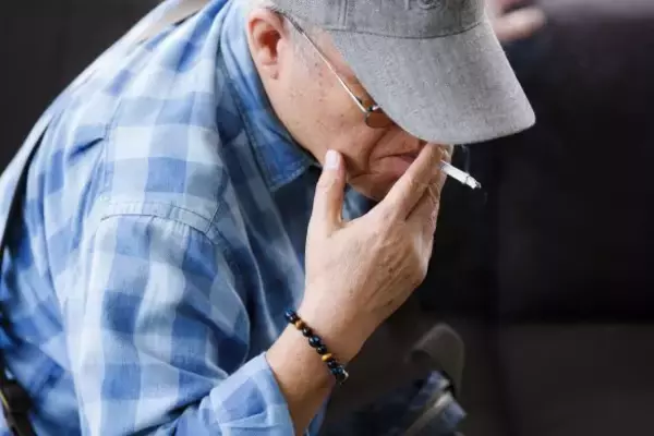 「タバコポイ捨てじいさんに悩む主婦、ある日“特大の悲劇”が彼を襲った／びっくり体験人気記事BEST」の画像