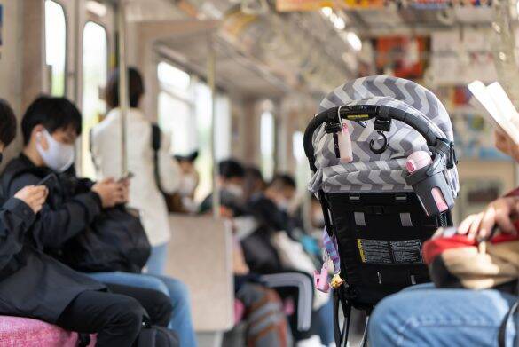 電車でニヤニヤ咳をする迷惑おじさんに、金髪ピアスの男性が近づいて…取り出した“まさかのほっこりアイテム”で笑顔が広がった