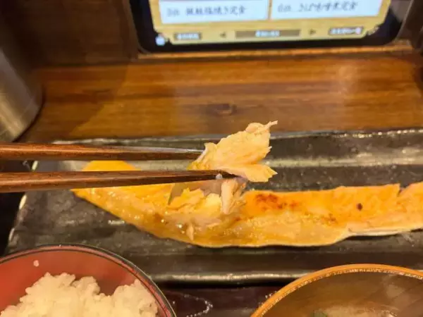 「ビール176円、高級ネギトロ99円は安すぎ！ すかいらーくの“定食屋”でちょい飲みしたら…“大人のテーマパーク”すぎて最高だった」の画像
