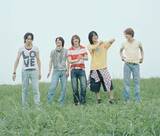 「「嵐そっくり！」と賛否の謎グループ、デビュー楽曲にも嵐の匂いが。狙いか偶然か、“バズる仕掛け”のゆくえ」の画像1