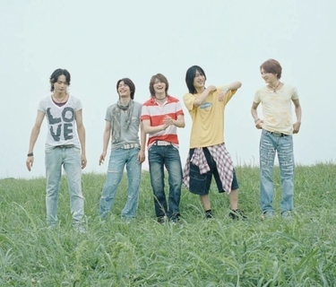 「嵐そっくり！」と賛否の謎グループ、デビュー楽曲にも嵐の匂いが。狙いか偶然か、“バズる仕掛け”のゆくえ
