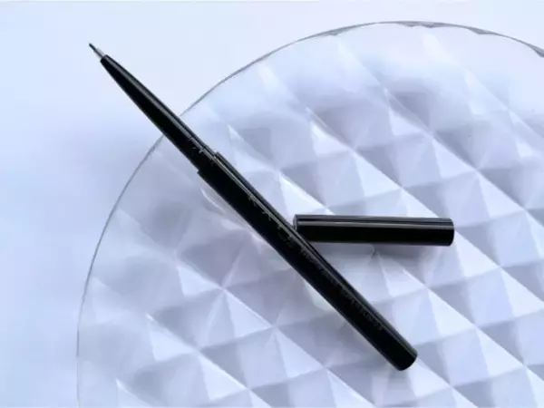 「眉毛は「シャーペンでスラスラ描く」時代へ。KATEの“眉シャーペン”、48歳美容ライターが絶賛するワケ」の画像