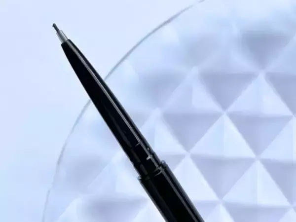 「眉毛は「シャーペンでスラスラ描く」時代へ。KATEの“眉シャーペン”、48歳美容ライターが絶賛するワケ」の画像