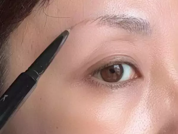 「眉毛は「シャーペンでスラスラ描く」時代へ。KATEの“眉シャーペン”、48歳美容ライターが絶賛するワケ」の画像