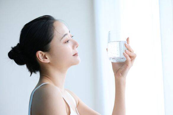 食卓にすわる前に水を一杯etc. 自動的にやせる習慣をつけて、2度と失敗しない“科学的なダイエット”