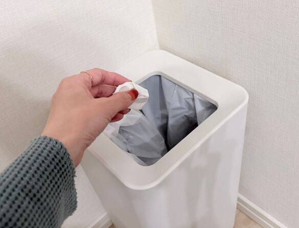 宛名消しの“正解”やっと見つけた！ 分厚く強力に“文字を塗りつぶす”、110円の「黒いのり」。油性ペンにも圧勝